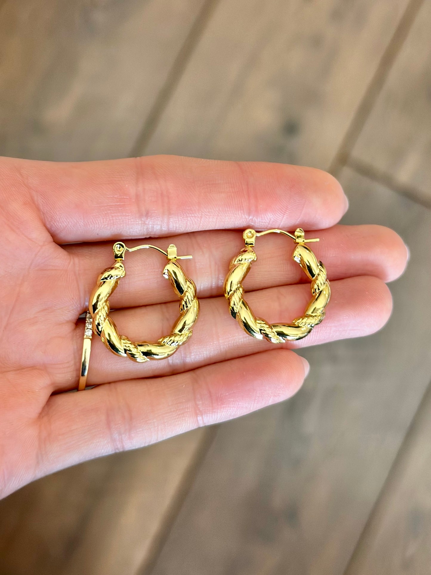 Camelia Hoops